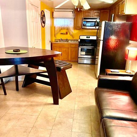 Large 3-Bedrooms/2-Bath Apt, One Block To Train New York Kültér fotó