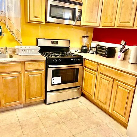 Large 3-Bedrooms/2-Bath Apt, One Block To Train New York Kültér fotó