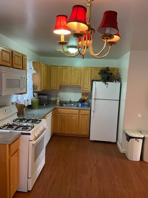 Large 3-Bedrooms/2-Bath Apt, One Block To Train New York Kültér fotó