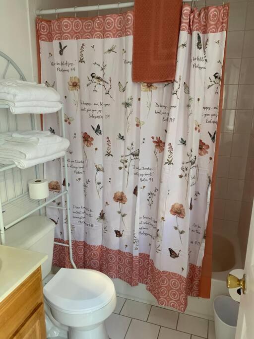 Large 3-Bedrooms/2-Bath Apt, One Block To Train New York Kültér fotó