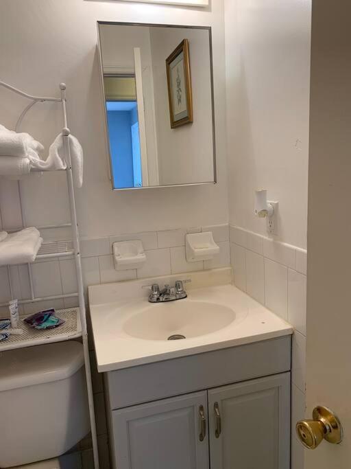 Large 3-Bedrooms/2-Bath Apt, One Block To Train New York Kültér fotó