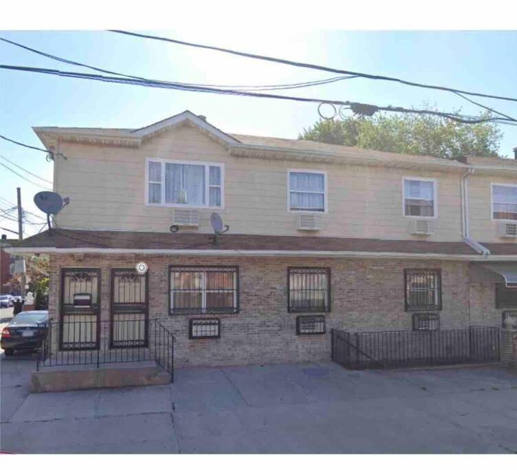 Large 3-Bedrooms/2-Bath Apt, One Block To Train New York Kültér fotó