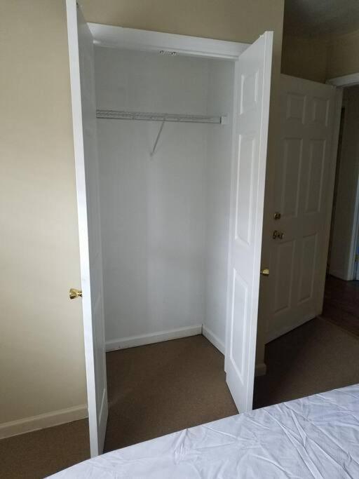 Large 3-Bedrooms/2-Bath Apt, One Block To Train New York Kültér fotó