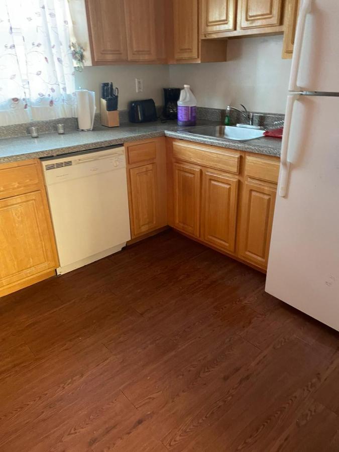 Large 3-Bedrooms/2-Bath Apt, One Block To Train New York Kültér fotó