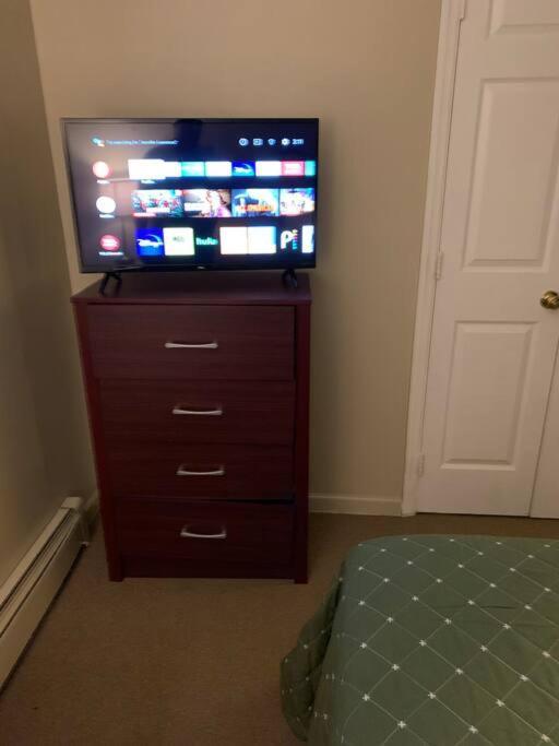 Large 3-Bedrooms/2-Bath Apt, One Block To Train New York Kültér fotó