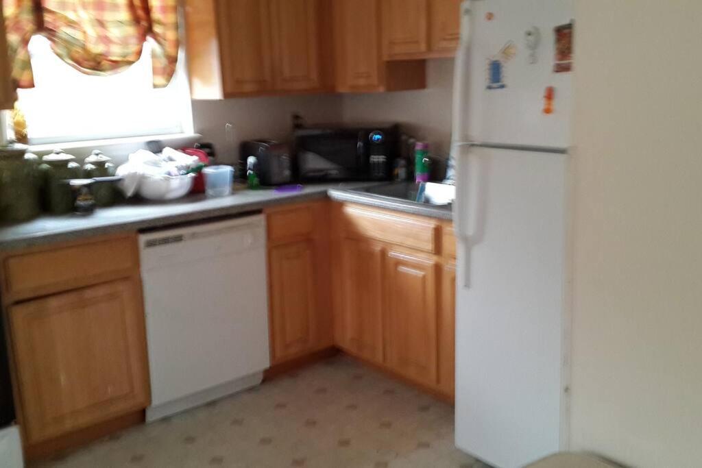 Large 3-Bedrooms/2-Bath Apt, One Block To Train New York Kültér fotó