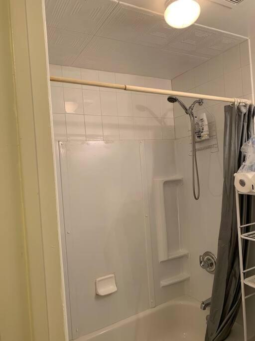 Large 3-Bedrooms/2-Bath Apt, One Block To Train New York Kültér fotó
