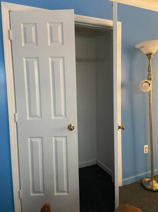 Large 3-Bedrooms/2-Bath Apt, One Block To Train New York Kültér fotó