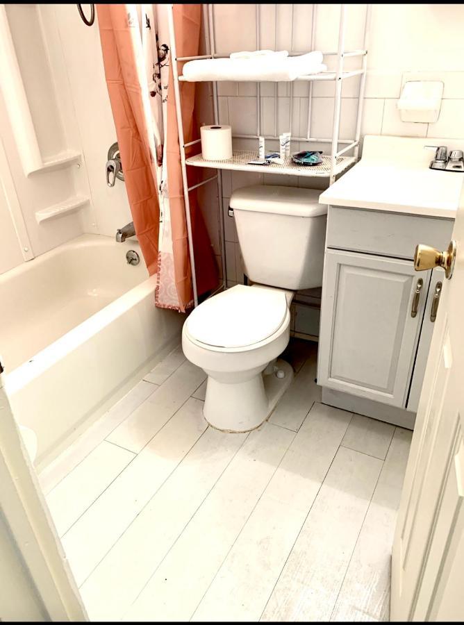 Large 3-Bedrooms/2-Bath Apt, One Block To Train New York Kültér fotó