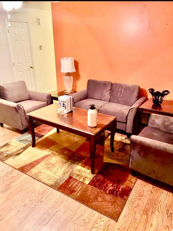 Large 3-Bedrooms/2-Bath Apt, One Block To Train New York Kültér fotó