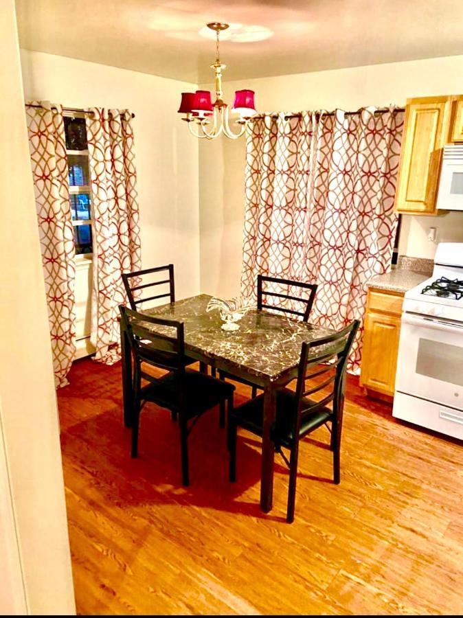 Large 3-Bedrooms/2-Bath Apt, One Block To Train New York Kültér fotó