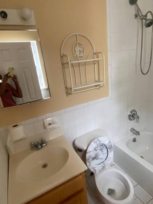 Large 3-Bedrooms/2-Bath Apt, One Block To Train New York Kültér fotó
