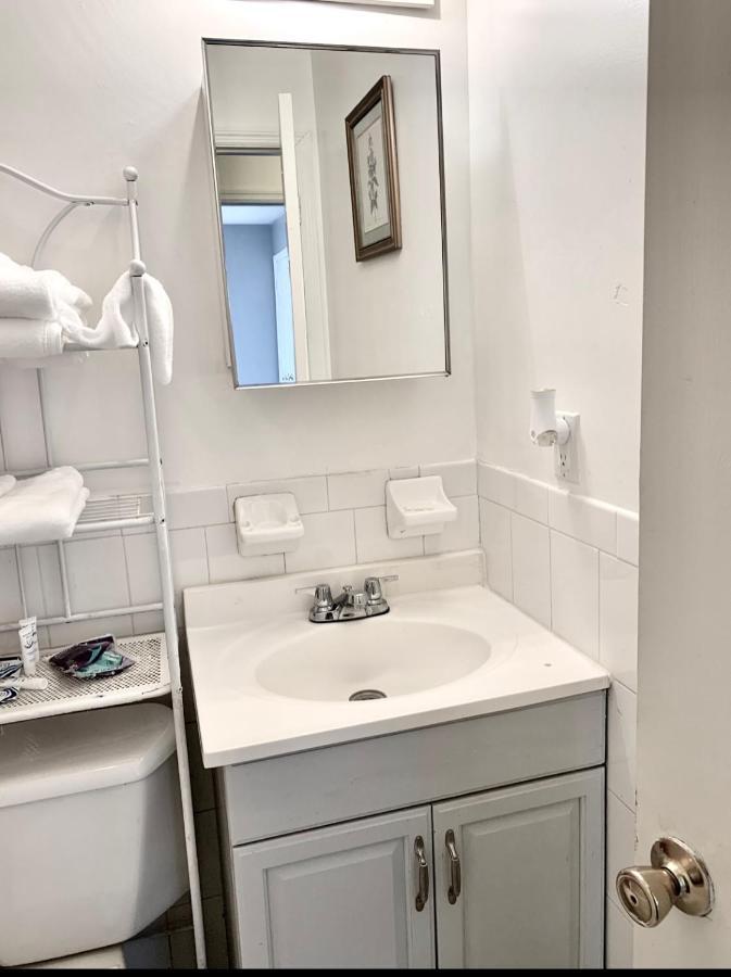 Large 3-Bedrooms/2-Bath Apt, One Block To Train New York Kültér fotó