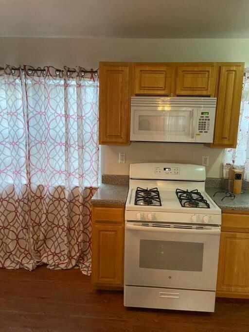 Large 3-Bedrooms/2-Bath Apt, One Block To Train New York Kültér fotó