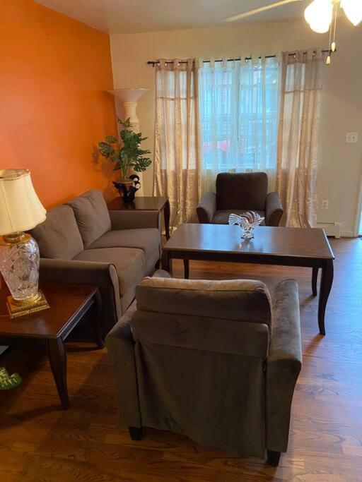 Large 3-Bedrooms/2-Bath Apt, One Block To Train New York Kültér fotó