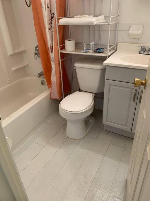 Large 3-Bedrooms/2-Bath Apt, One Block To Train New York Kültér fotó