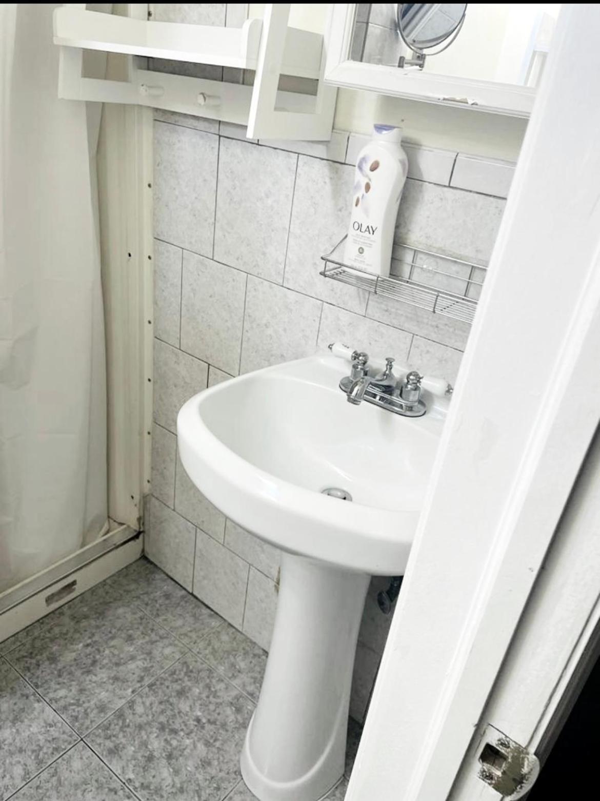 Large 3-Bedrooms/2-Bath Apt, One Block To Train New York Kültér fotó
