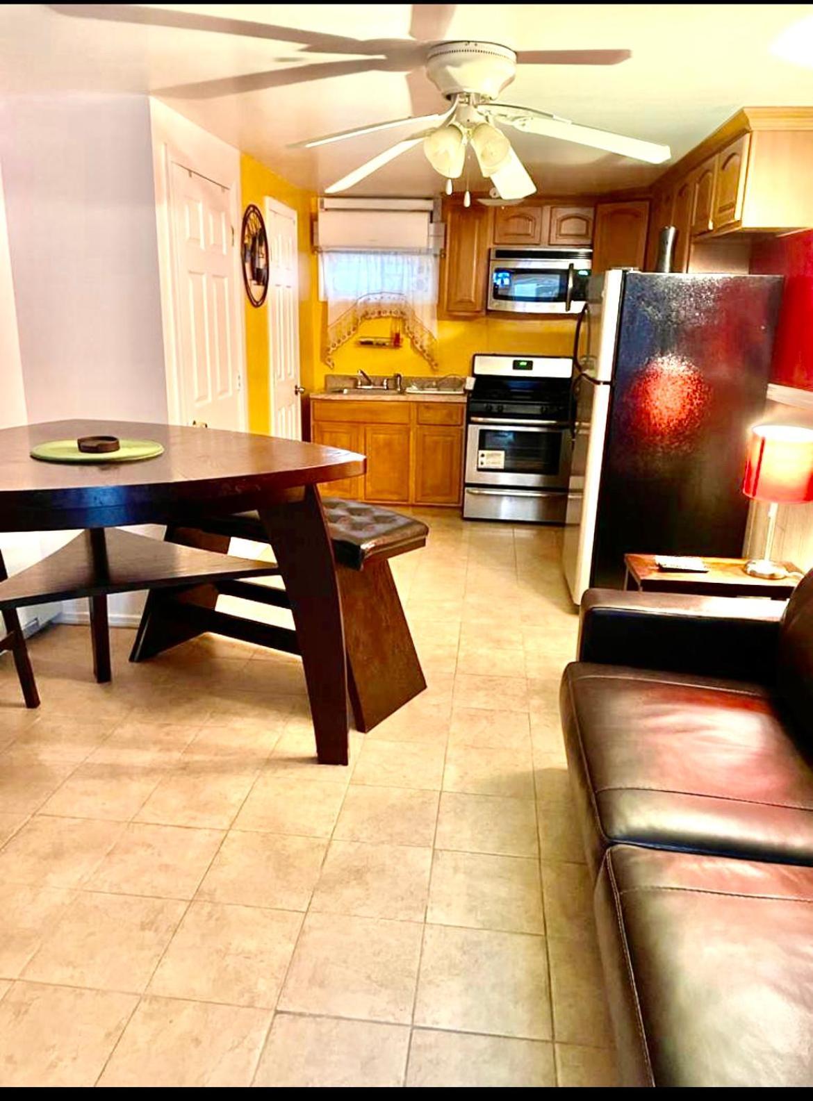 Large 3-Bedrooms/2-Bath Apt, One Block To Train New York Kültér fotó
