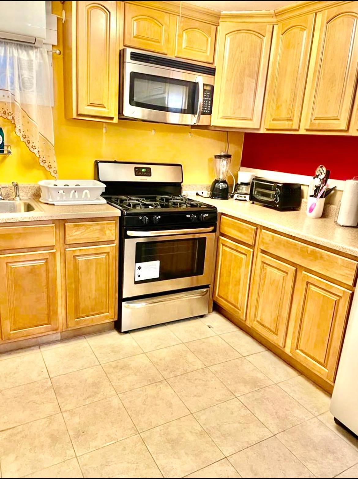 Large 3-Bedrooms/2-Bath Apt, One Block To Train New York Kültér fotó